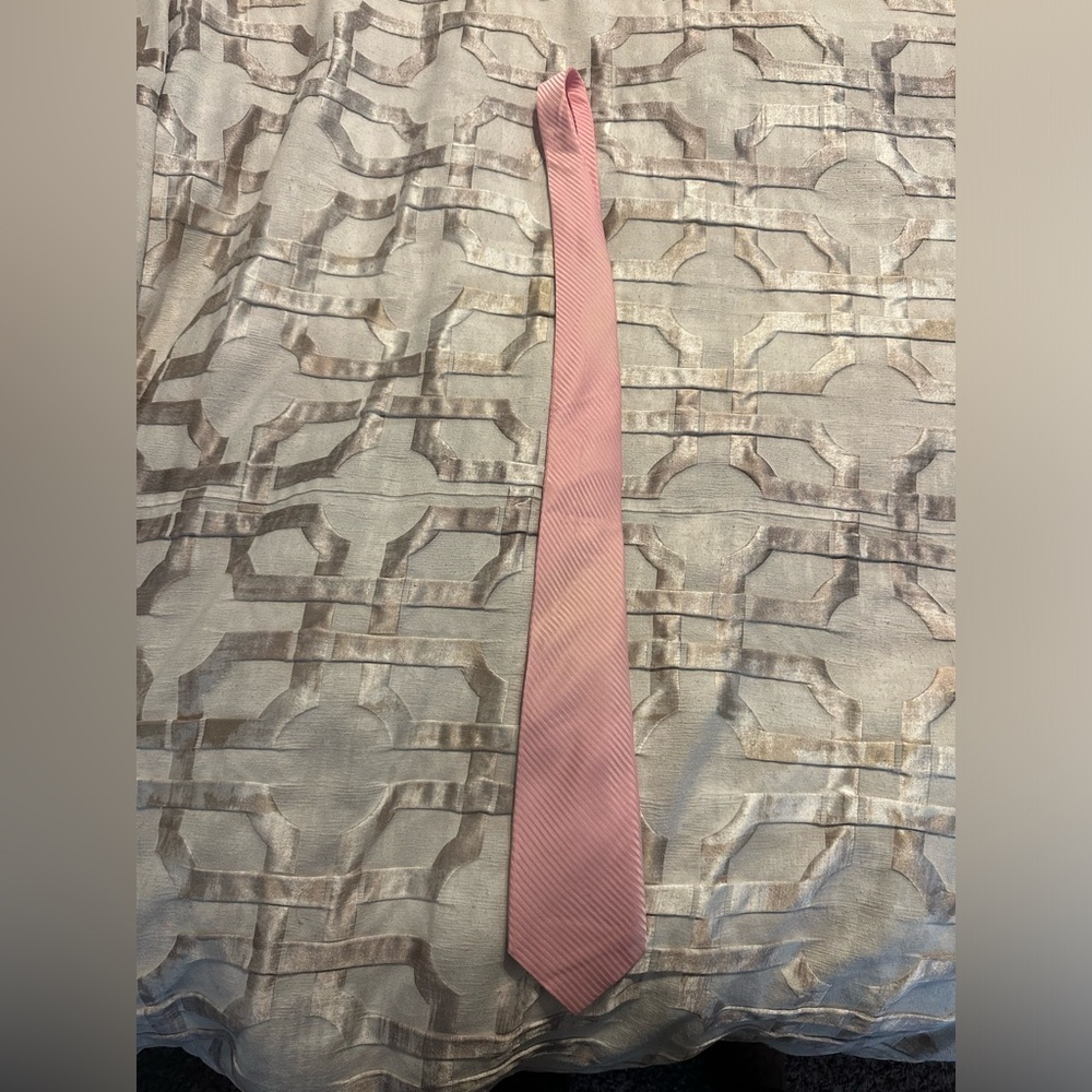 Pink arrow tie